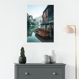 Plakat Jezioro w górach i drewniana łódź
