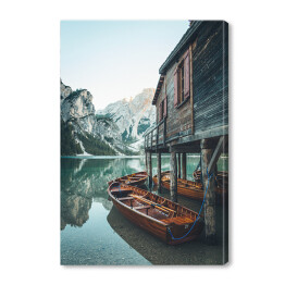 Obraz na płótnie Jezioro w górach i drewniana łódź