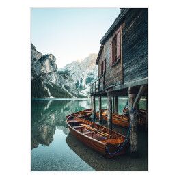 Plakat Jezioro w górach i drewniana łódź