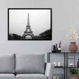 Obraz w ramie Wieża Eiffla w pochmurny dzień w Paryżu