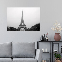 Plakat Wieża Eiffla w pochmurny dzień w Paryżu