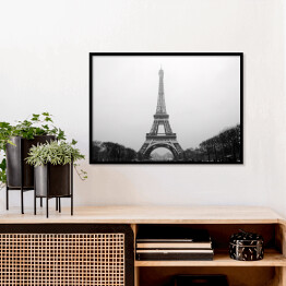 Plakat w ramie Wieża Eiffla w pochmurny dzień w Paryżu