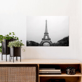 Plakat samoprzylepny Wieża Eiffla w pochmurny dzień w Paryżu
