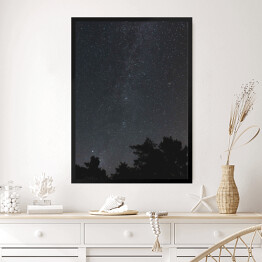Obraz w ramie Niebo pełne gwiazd nad skandynawskim lasem