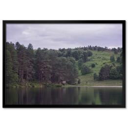 Plakat w ramie Drewniana chatka nad rzeką w lesie we mgle
