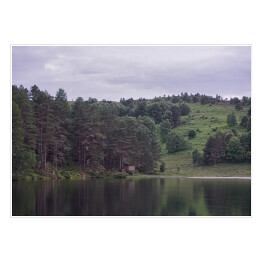 Plakat samoprzylepny Drewniana chatka nad rzeką w lesie we mgle