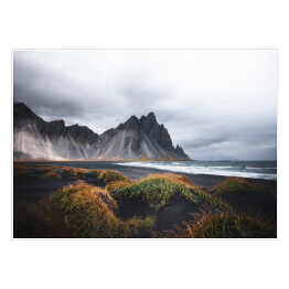 Plakat Islandzki skalisty brzeg morza we mgle