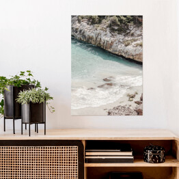 Plakat samoprzylepny Letnia zatoka na plaży. Kreatywny, minimalny, jasny i zwiewny koncept stylizowany.