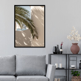 Plakat w ramie Liść palmowy piękne cienie na ścianie. Kreatywna, minimalna, jasna i zwiewna koncepcja stylizowana.