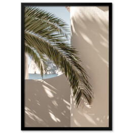 Plakat w ramie Liść palmowy piękne cienie na ścianie. Kreatywna, minimalna, jasna i zwiewna koncepcja stylizowana.