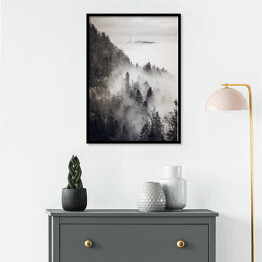 Plakat w ramie Skandynawski las we mgle monochrom. Czarno biały krajobraz