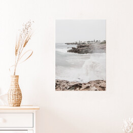 Plakat Nadmorska wioska skały fale oceaniczne burza. Kreatywny, minimalny, jasny i przewiewny stylizowany koncept.