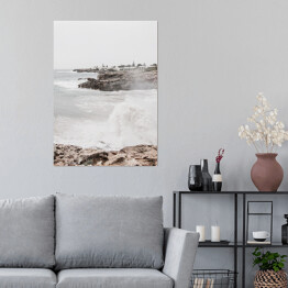 Plakat Nadmorska wioska skały fale oceaniczne burza. Kreatywny, minimalny, jasny i przewiewny stylizowany koncept.