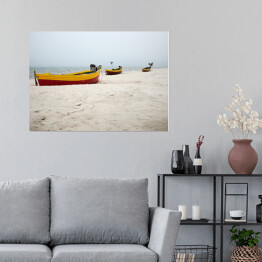 Plakat Drewniana łódź na plaży nad Morzem Bałtyckim we mgle