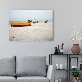 Obraz na płótnie Drewniana łódź na plaży nad Morzem Bałtyckim we mgle