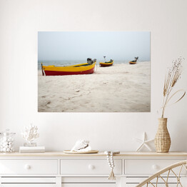 Plakat Drewniana łódź na plaży nad Morzem Bałtyckim we mgle