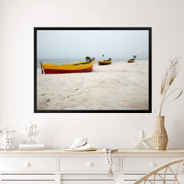 Obraz w ramie Drewniana łódź na plaży nad Morzem Bałtyckim we mgle