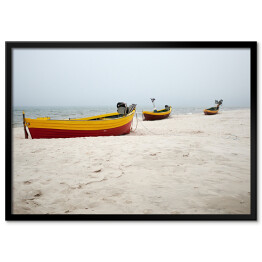 Plakat w ramie Drewniana łódź na plaży nad Morzem Bałtyckim we mgle