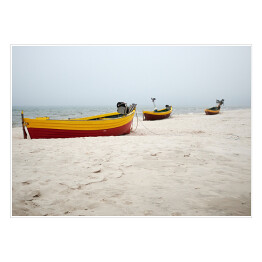 Plakat samoprzylepny Drewniana łódź na plaży nad Morzem Bałtyckim we mgle