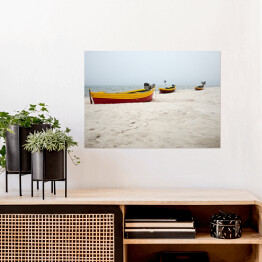 Plakat samoprzylepny Drewniana łódź na plaży nad Morzem Bałtyckim we mgle