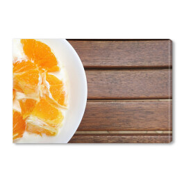 Połowa pomarańczy na talerzu - kolorowy minimalistyczny układ