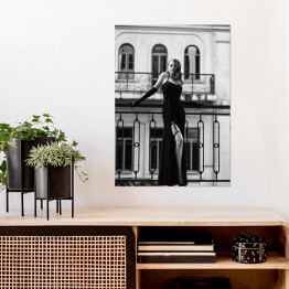 Plakat Podróż do Paryża. Czarno biała fotografia kobiety