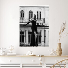 Plakat Podróż do Paryża. Czarno biała fotografia kobiety