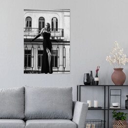 Plakat samoprzylepny Podróż do Paryża. Czarno biała fotografia kobiety