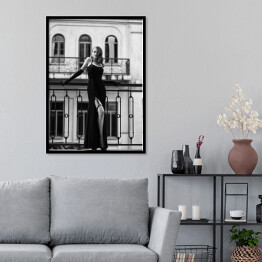 Plakat w ramie Podróż do Paryża. Czarno biała fotografia kobiety