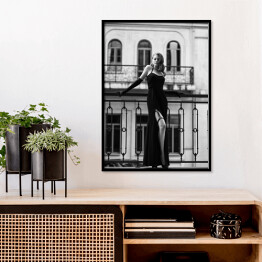 Plakat w ramie Podróż do Paryża. Czarno biała fotografia kobiety