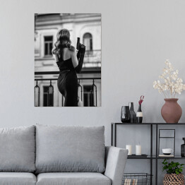 Plakat Paryski balkon. Fotografia czarno biała kobiety w stylizacji retro