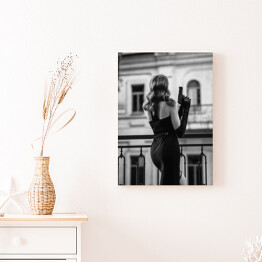 Obraz klasyczny Paryski balkon. Fotografia czarno biała kobiety w stylizacji retro