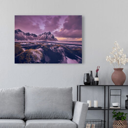 Obraz na płótnie Islandzkie góry na tle malowniczego zachodu słońca w odcieniach fioletu 