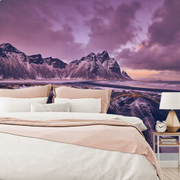 Fototapeta winylowa zmywalna Islandzkie góry na tle malowniczego zachodu słońca w odcieniach fioletu 