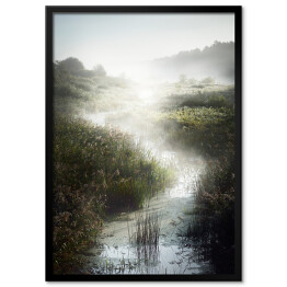 Plakat w ramie Wschód słońca nad rzeką. Mistyczny krajobraz z lasem we mgle