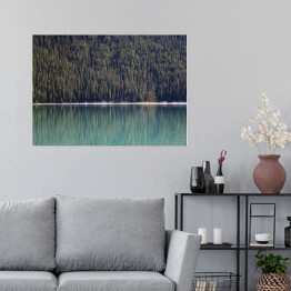 Plakat Stroma góra porośnięta drzewami nad jeziorem