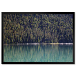 Plakat w ramie Stroma góra porośnięta drzewami nad jeziorem