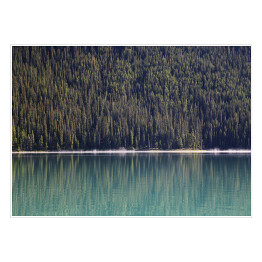 Plakat Stroma góra porośnięta drzewami nad jeziorem