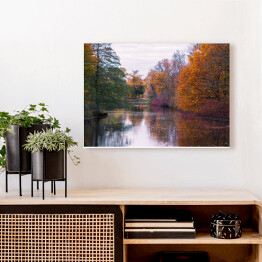 Obraz na płótnie Bajkowy jesienny las nad rzeką