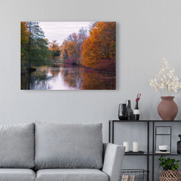 Bajkowy jesienny las nad rzeką