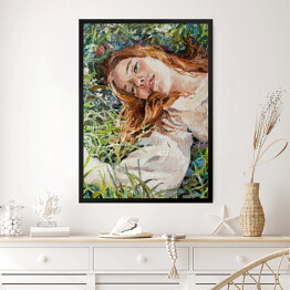 Obraz w ramie Rudowłosa dziewczyna leżąca w trawie na łące. Malarstwo