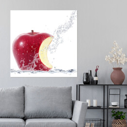 Plakat samoprzylepny Strumień wody uderzający w nadgryzione jabłko