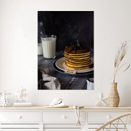 Plakat Zimowe stylowe śniadanie - pancakes z owocami i szklanką mleka