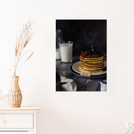 Zimowe stylowe śniadanie - pancakes z owocami i szklanką mleka