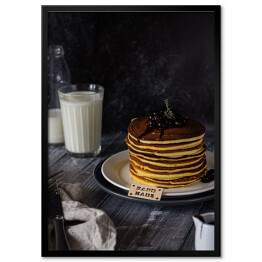 Plakat w ramie Zimowe stylowe śniadanie - pancakes z owocami i szklanką mleka