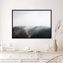 Plakat w ramie Mroczna mgła nad lasem w Decollatura