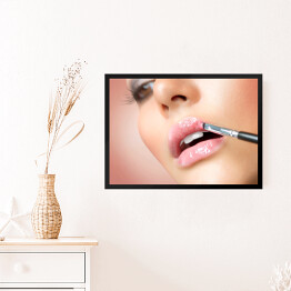 Obraz w ramie Kobieta malująca usta