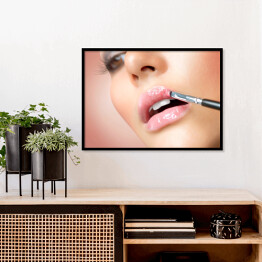 Plakat w ramie Kobieta malująca usta