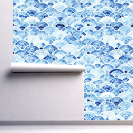 Tapeta samoprzylepna w rolce Seigaiha spójny wzór akwareli. Biały i niebieski falisty nadruk na tekstylia. Shibori ornament.
