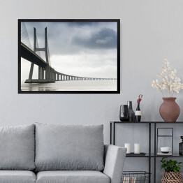 Obraz w ramie Most Marco Polo w Lizbonie we mgle